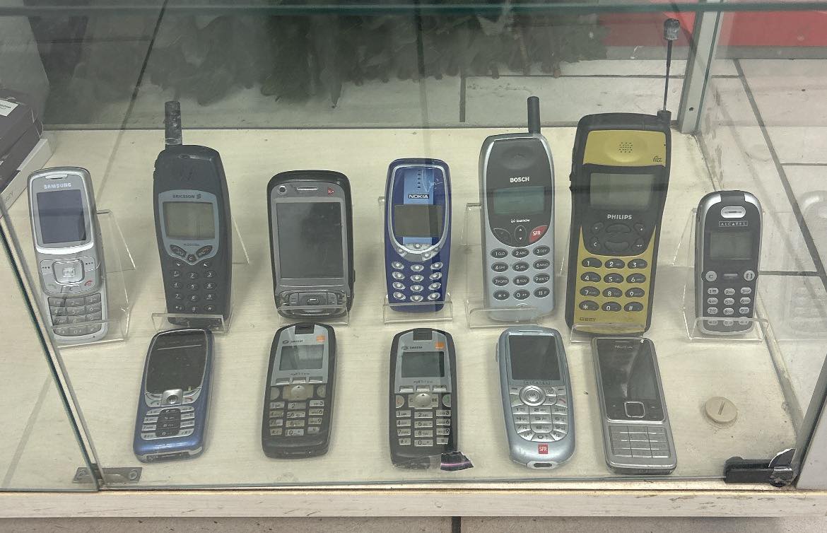 Collection d'anciens téléphones (Nokia, Bosch, Philips, Ericsson)